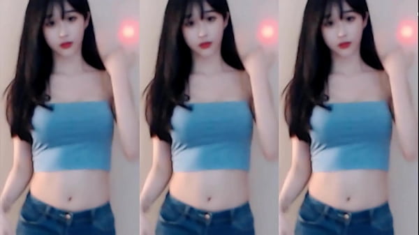 Cô Nàng Trung Hoa Uốn Éo Trong Chiếc Váy Phai Màu