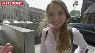 Anya Akulova, Gadis Rusia Yang Menggila, Dihardcore Goyang Kontol Besar Nyata Selama Liburan Kota