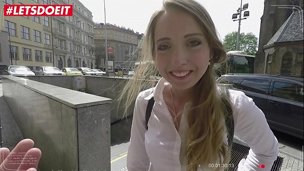 Anya Akulova, Gadis Rusia Yang Menggila, Dihardcore Goyang Kontol Besar Nyata Selama Liburan Kota
