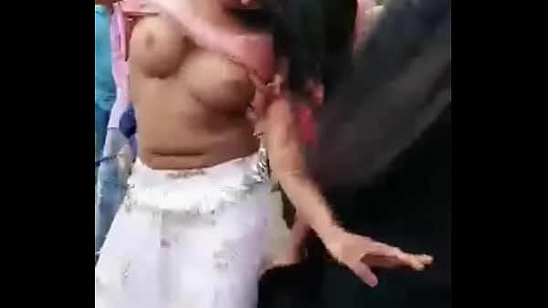 Tarian India Panas Dan Payudara Terbuka Di Jalanan