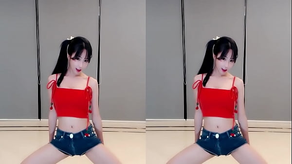 Cô Gái Trung Quốc Quyến Rũ Nhảy Múa Trên Cầu Thang Mới Sơn Đỏ