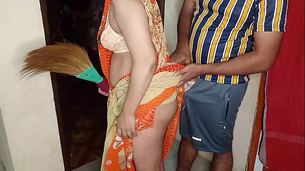 Menggoda Ibu Tiri Yang Panas Saat Dia Membersihkan Rumah Di Pagi Hari