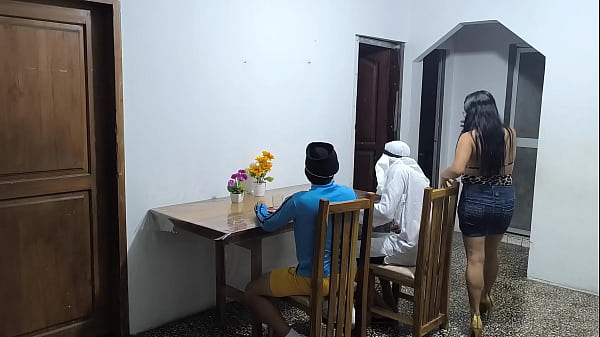 Seorang Latino Dan Sahabat Arabnya Berbisnis Di Kolombia, Si Playboy Panas Itu Menggoyang Pelayan Yang Melayani Mereka!