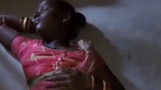 Gadis Adivasi Mengangkat Sari Hingga Terlihat Kemaluannya