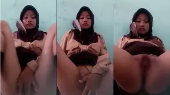 Gadis Seragam Pramuka Menggoda Di Ruang Kelas