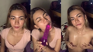 Menghisap Dildo Ungu Yang Menggoda