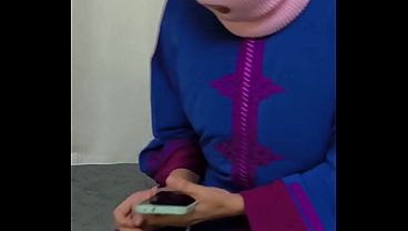 سعودية متهيجة تتناك مع سواقها وتتجلخ على زبه