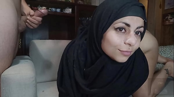 Mia Berkerudung Arab Menghisap Dalam Dan Dibasahi Sperma Di Wajah