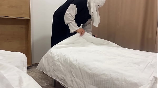 Pelayan Arab Menggoda Tamu Hotel Di Kamar Dengan Liang Sempitnya Yang Menggairahkan