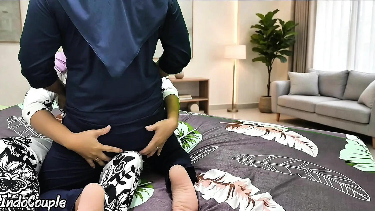 Gadis Berhijab Memeriksa Ukuran Payudara Dan Saling Menyentuh Dan Menggosok Memek