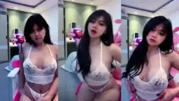 Bidadari Bergaun Dalaman Putih Yang Menggoda
