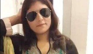 Gadis Pakistan Seksi Bergaun Salwar Kameez Di Kamar Hotel