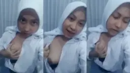 Gadis Sma Berhijab Pamer Payudara Di Kamar Mandi Sekolah