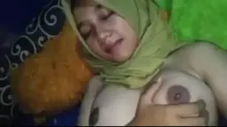 Ukhty Berjilbab Cantik Menggairahkan Meremas Payudara Montok
