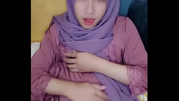 Cewek Berjilbab Nyalib Pake Baju Cowok Sambil Mainin Diri Sendiri.