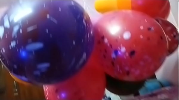 Wanita India Meletuskan Balon, Bikin Basah Semua
