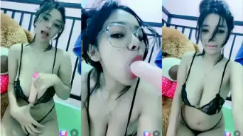 Cewek Berkacamata Lagi Ngemut Dildo Sambil Live, Bikin Ngilu.
