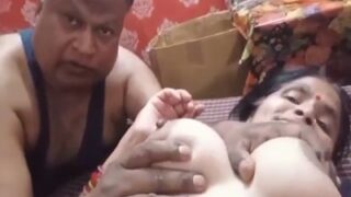 Video Aunty Tua Main Seru Sama Tetangga, Ngewe Hot Di Kamar.