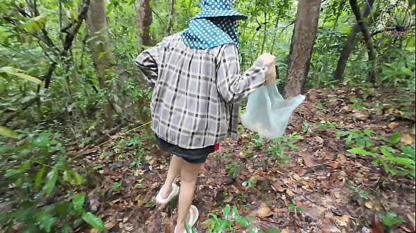 สาวไทยเดินเล่นเก็บเห็ดในป่า แอบโชว์หีในป่าลึก เสียงไทยชัด