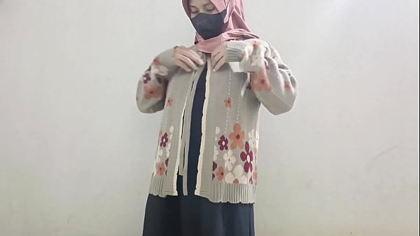 Gadis Berjilbab Main Timun, Nikmatin Sendiri Sampai Basah.