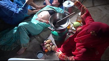 Ibu Tiri Di Dapur, Meliuk-liuk Pakai Sari Tipis, Bikin Bengong Sambil Ngaduk Masakan Pedas.