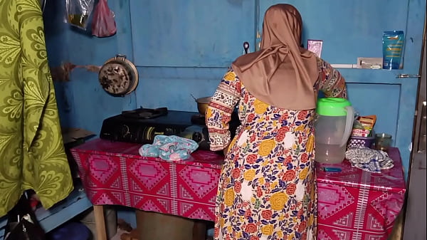 Ngentot Istri Temen Pas Lagi Masak, Rasanya Makin Nikmat.