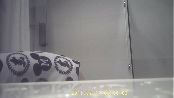 姐姐洗澡被偷拍，小奶诗诗湿身诱惑，骚水直流china