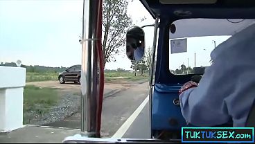Jalan-jalan Di Pinggir Jalan, Ibu Thailand Siap Dibawa Muter-muter, Enak Banget