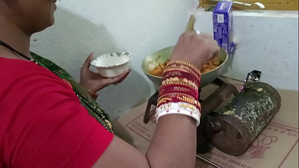 मैड को किचन स्टैंड पर जोर से चोदा, चिकन बनाते हुए उसकी गीली चीखें