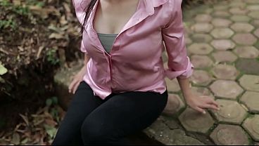 Tersesat Di Hutan, Tapi Yang Hilang Bukan Arah, Melainkan Akal Sehat Karena Sange Berat—nonton Bokep Indo Paling Hot Sambil Ngilu Nungguin Kontol Kaku.