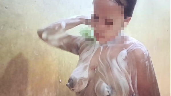 Lihatin Aku Mandi, Biar Makin Basah Dan Panas, Sayang.
