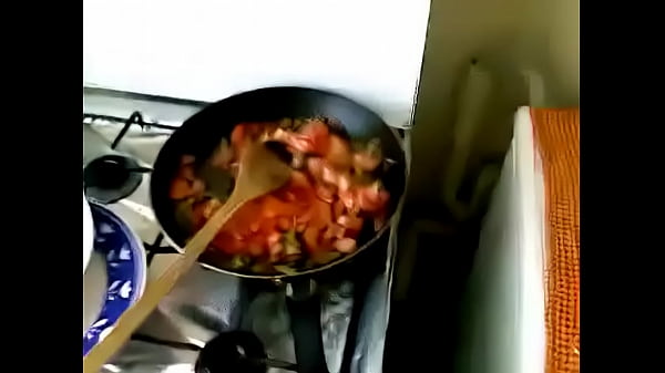 Desi Bhabhi Lagi Masak Sambil Nyedot Kontol