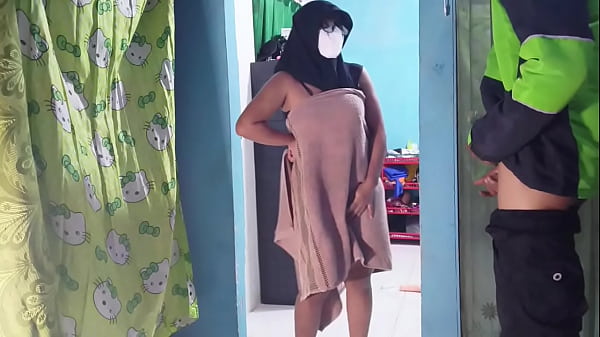 Mau Pesan Makanan, Eh Malah Kepergok Ojol Lagi Sibuk Mainin Kontol Sendiri.