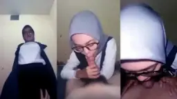 Tante Hijab Lagi Ngocok Kontol Di Hotel, Minta Sepong Sampe Basah Kuyup.