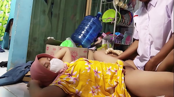 Ibu Tiri Ngajak Ngentot Pas Mau Berangkat Sekolah, Gak Kuat Nolak.