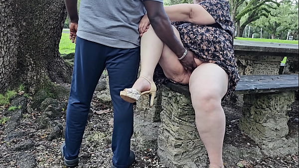Pantat Gede Pawg Hijab Muslim Milf Kencing Di Taman, Jari-jari Stranger Masukin Ke Memek Basah