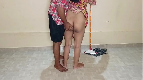 কামওয়ালি আন্টি কে ঘরের পোছা লগানোর সময় লন্ড চুসিয়ে চুদলাম! পুরো খোলা বাংলাতে